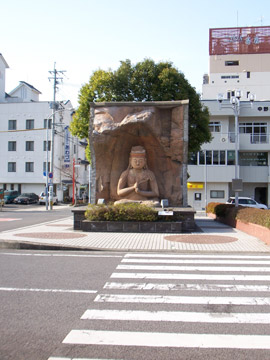 臼杵駅前石仏・ワイ端