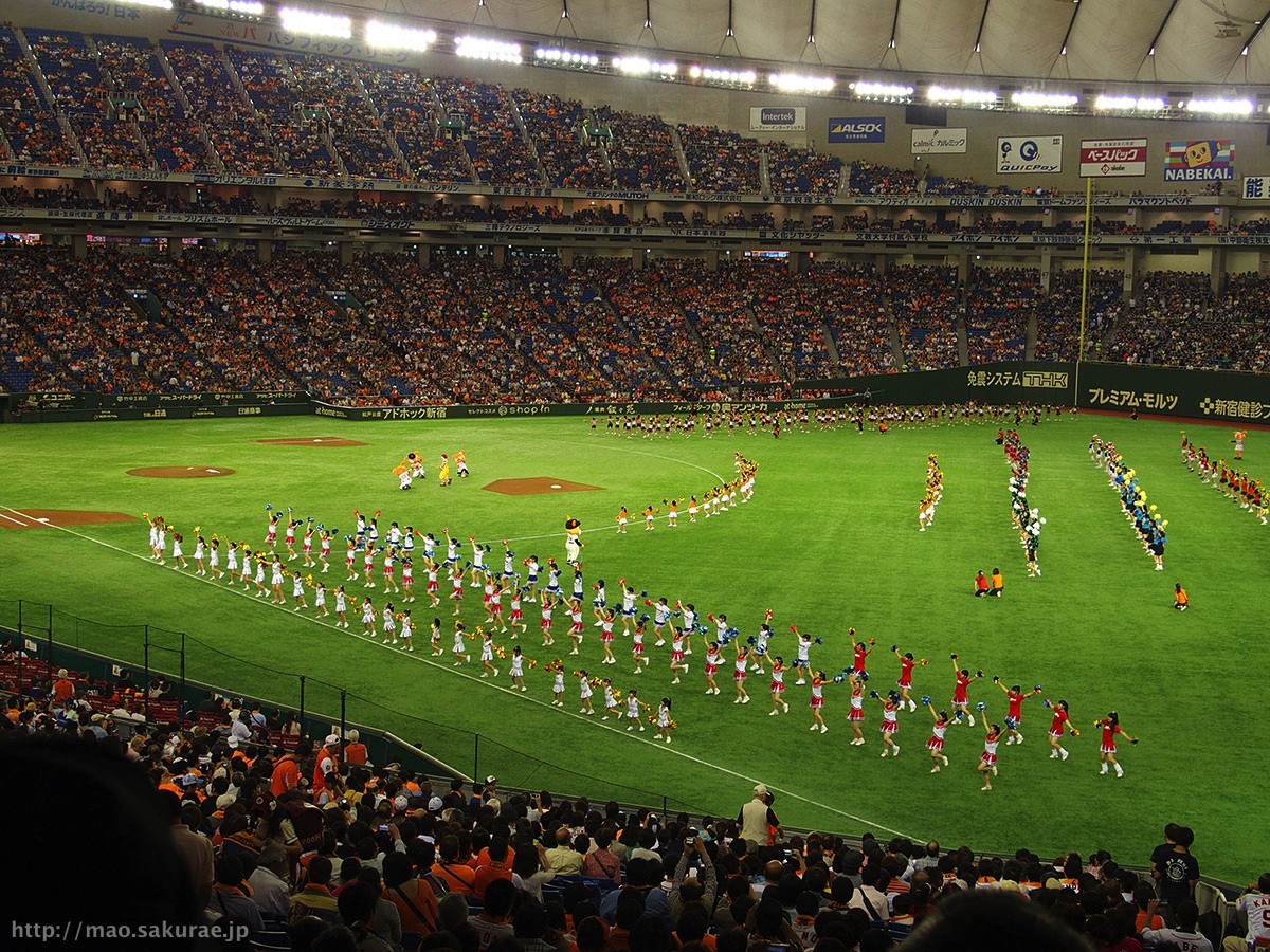 試合前に「野球場へ行こう」でパフォーマンス